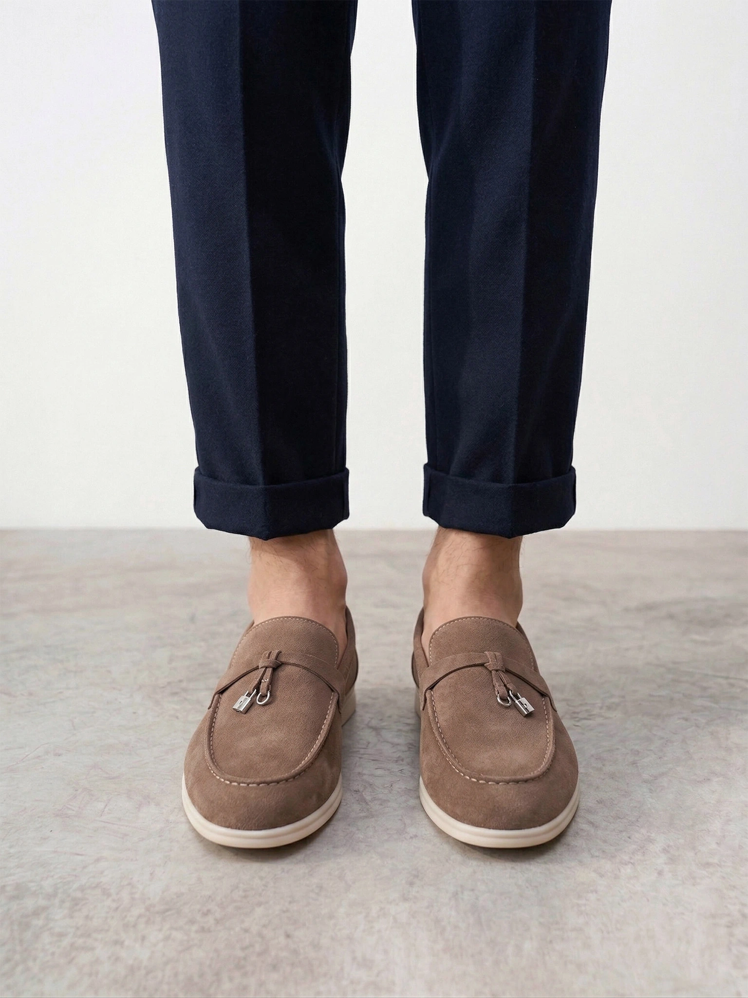 Туфли-лоферы серого цвета на низкой подошве